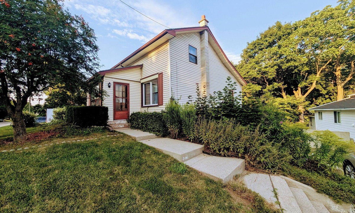 Port Stanley Cottage | Renovated Ravine Cottage | Walk to Beach | Sleeps 8 | A/C, BBQ, & Firepit
