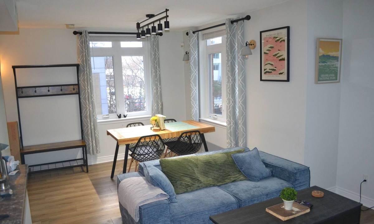 Sherwood Park House | Renovated, Spotless 2BR Townhouse: Private Patio, Parking & by Subway!