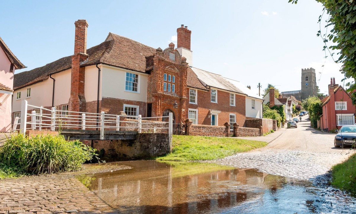 Ipswich House | River House - a historic holiday cottage that sleeps 8 guests in 4 bedrooms