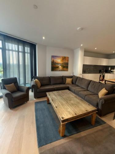Royal Docks Apartment | River view balcony spacious 1 bed XL sofa & TV