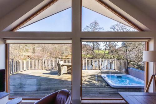 Killin Villa | Riverbank- Glass-Fronted Riverside Stay -Hot Tub