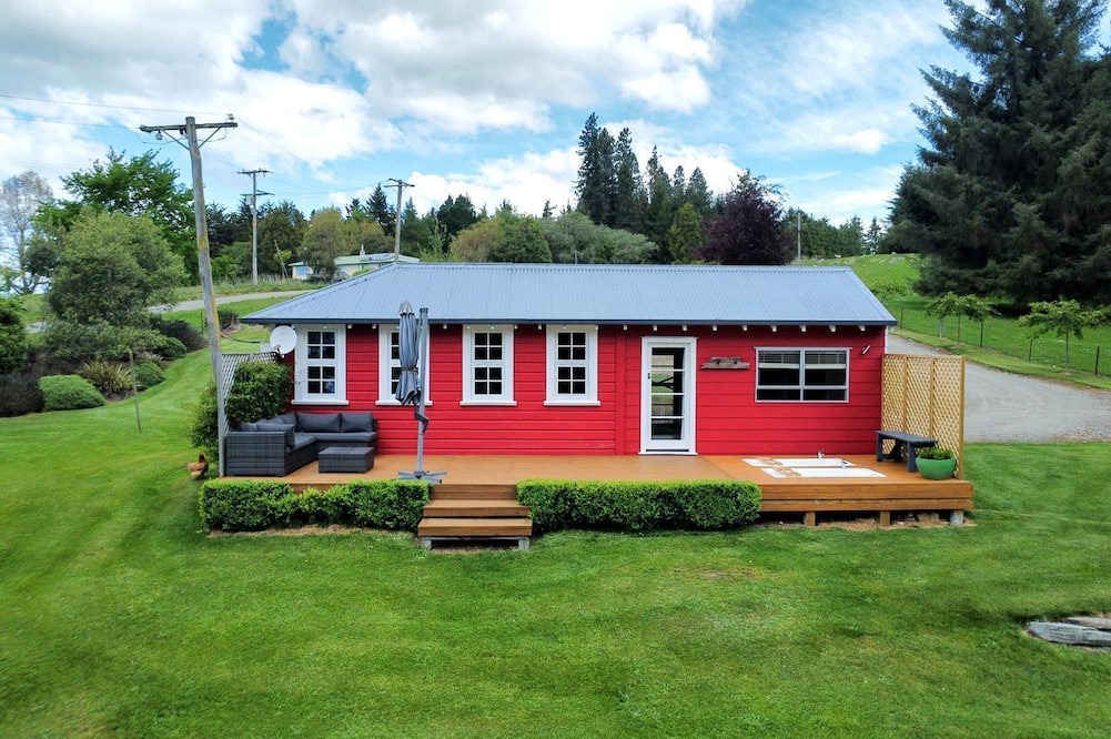 Danseys Pass Cottage | Romantic B&B Cottage Getaway on a Farm in the Countryside near Oamaru, South Island
