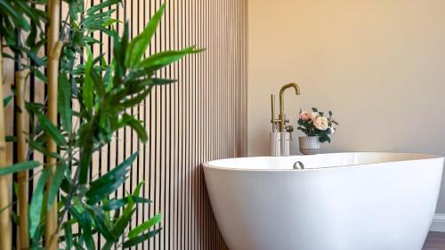 North West Apartment | Romantic brand new flat, Glasgow centre
