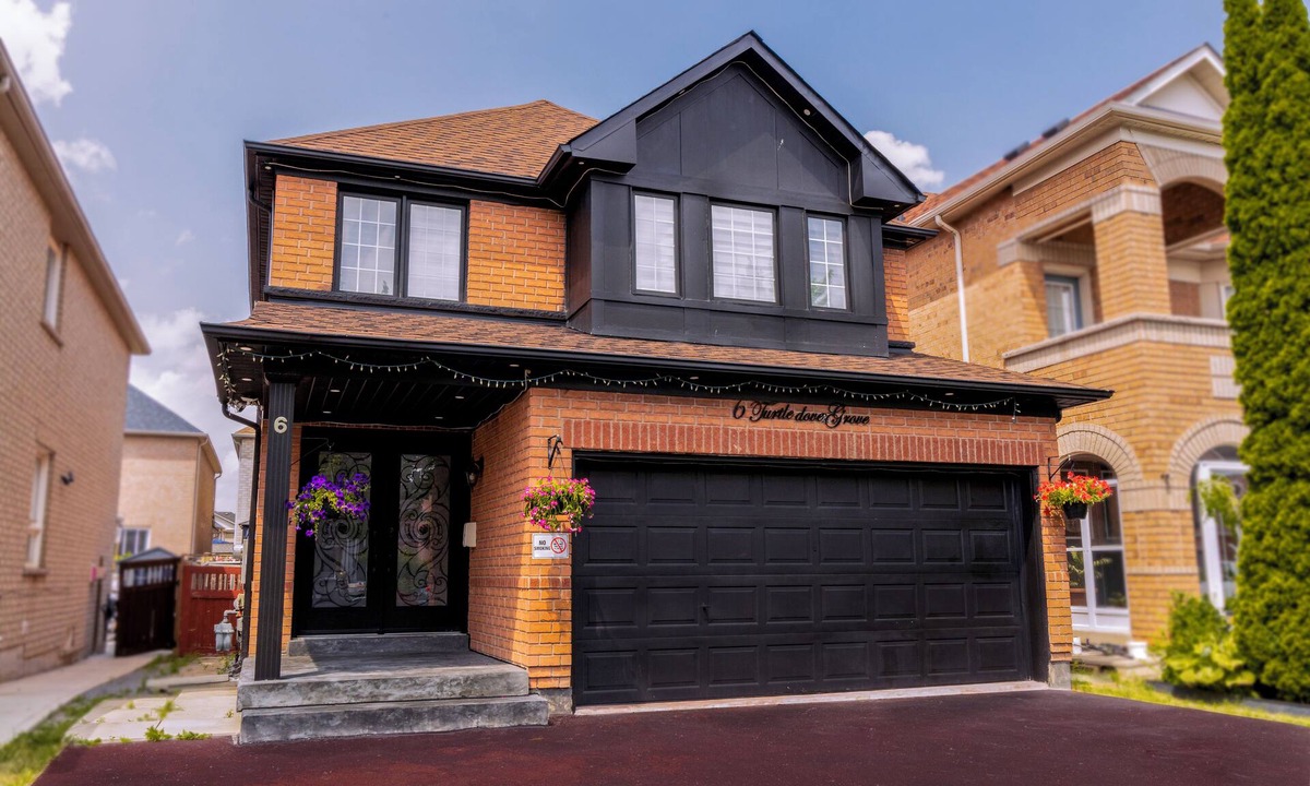 Scarborough House | Romantic Living place , 10min to Toronto Zoo,walking distance golf club