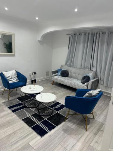 Gooshays Apartment | Romford spacious house with conservatory