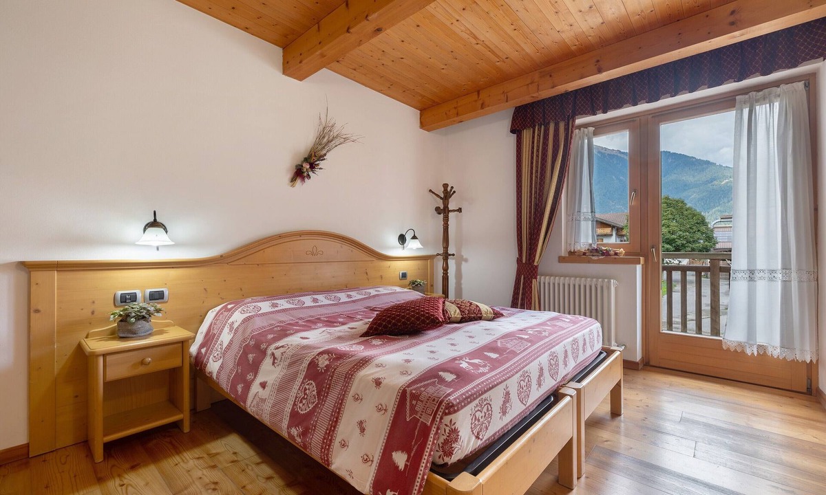 Caderzone Terme Apartment | Room 'Camera Doppia N 4' with Mountain View, Shared Garden and Wi-Fi