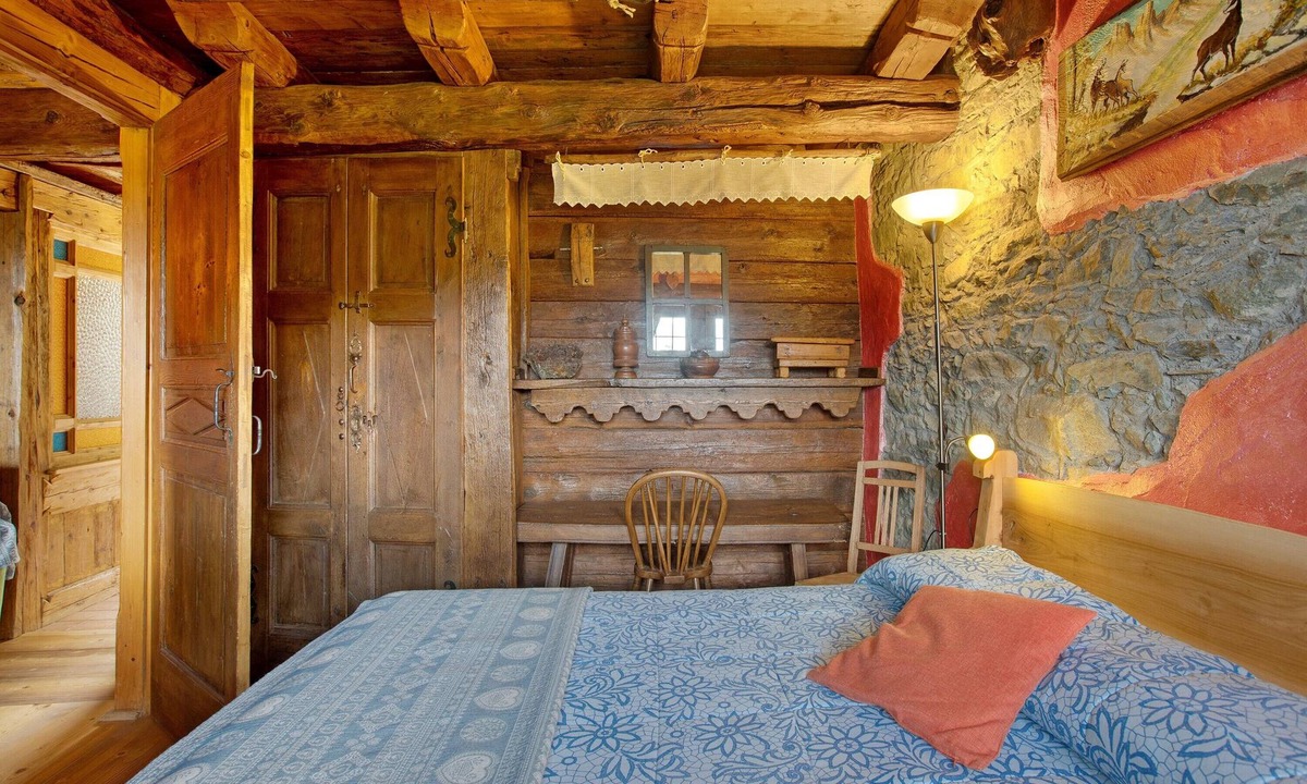 Charvensod Apartment | Room 'Camoscio' – Space and Comfort with Balcony and Alpine Views