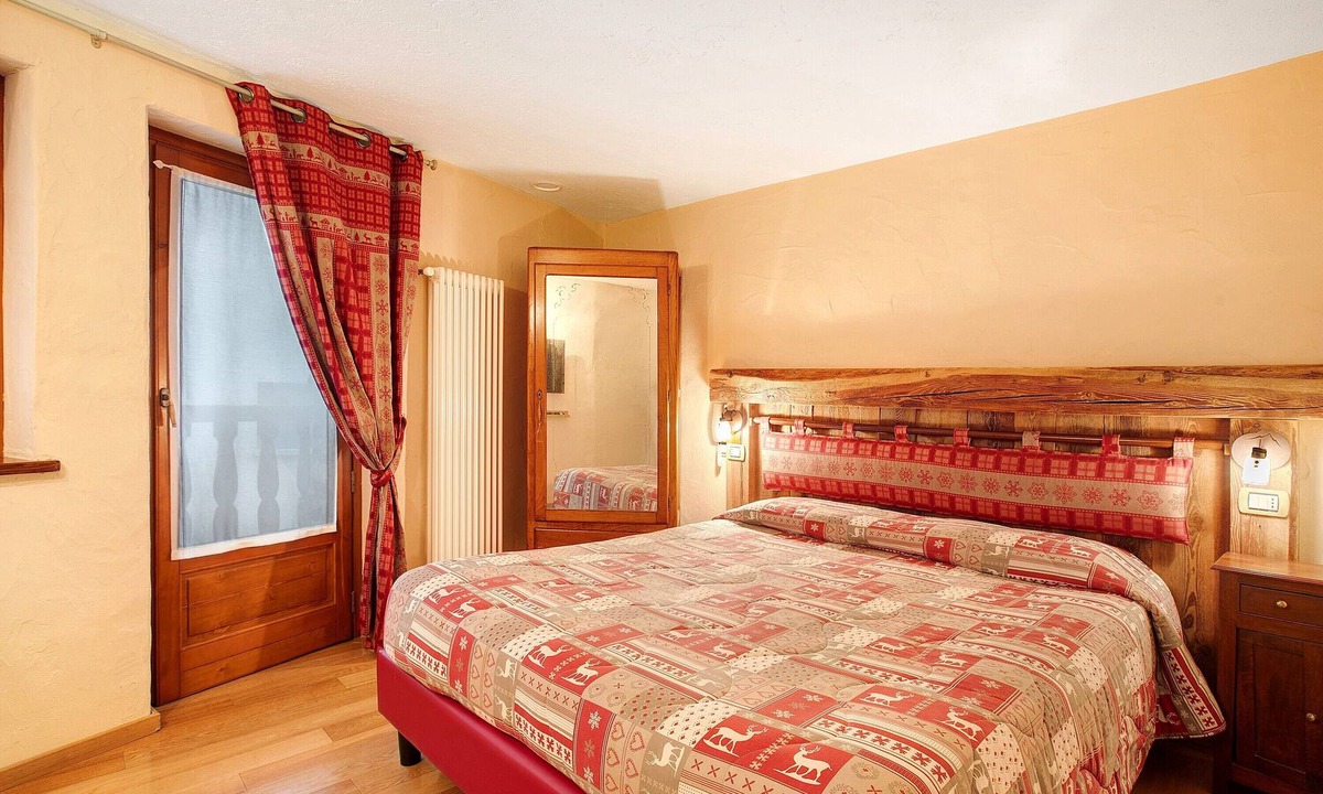 Pre-Saint-Didier Apartment | Room 'Tata' with shared terrace and Wi-Fi