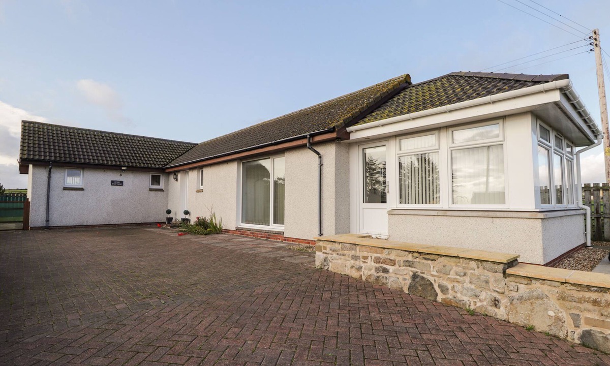 Lybster Cottage | ROSE COTTAGE, family friendly, with a garden in Lybster