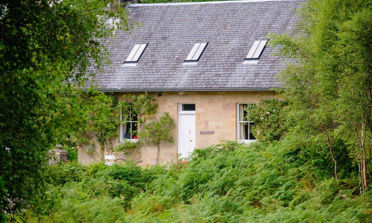 Gruline Cottage | Rose Cottage – Romantic Retreat on the banks of the River Aline