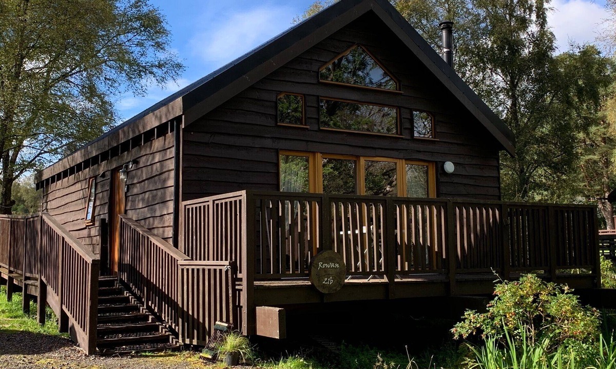 Taynuilt Cabin | Rowan Cabin - Authentic log cabin, close to loch shore, with hot tub.