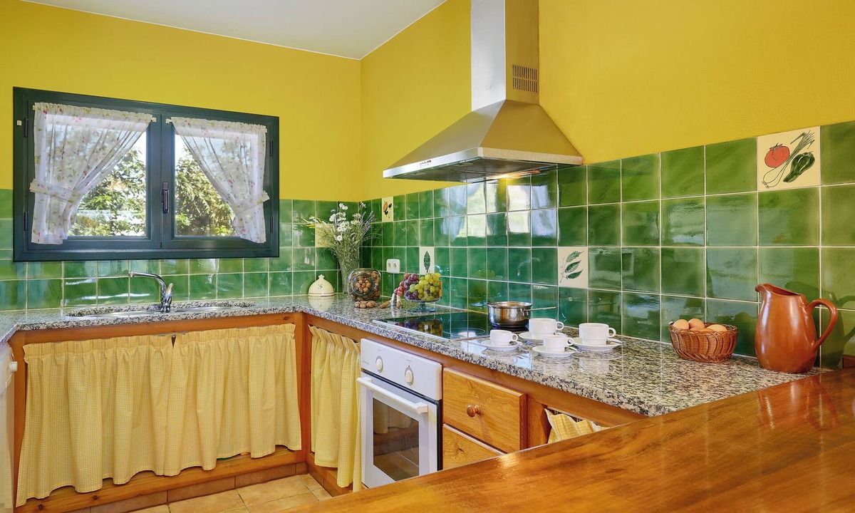Serra de Daro House | Rural cottage with pool and shared garden in l'Empordà