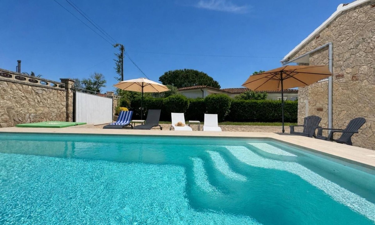 L'Escala Villa | Rustic charm with modern touches in Sant Martí d'Empúries.
