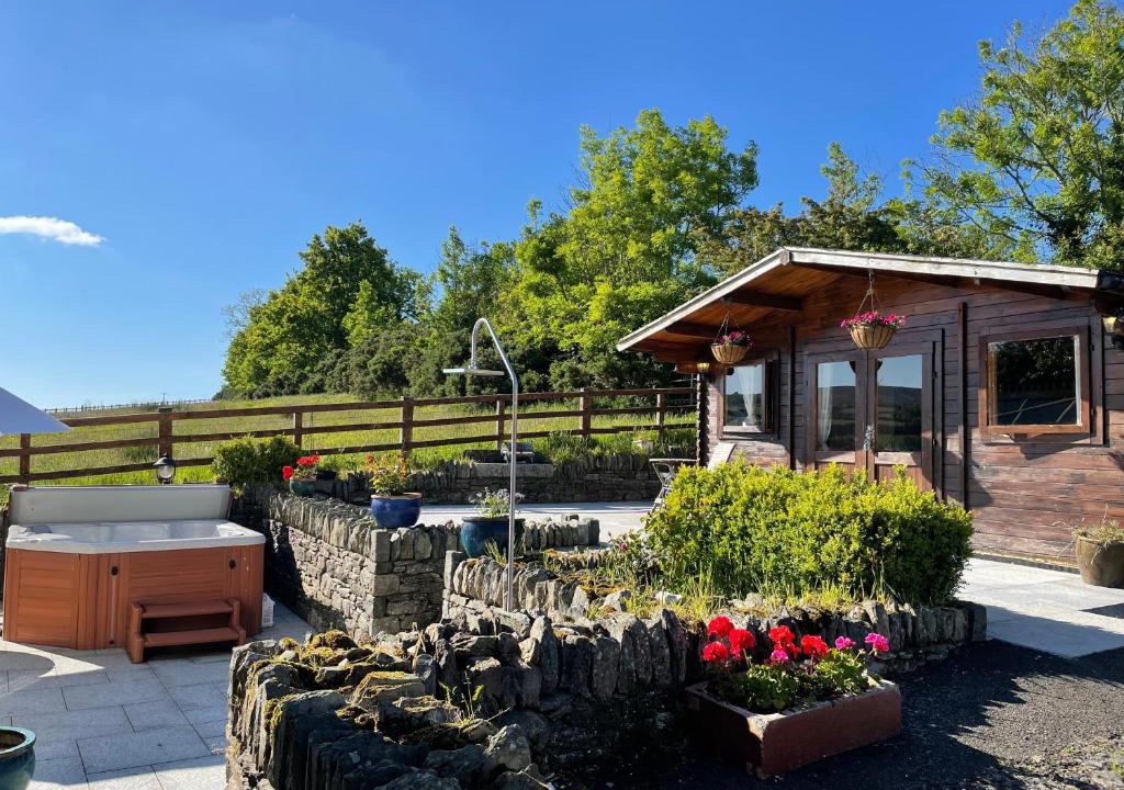 Londonderry House | Rustic Chalet Superking bed Free Sauna Jacuzzi Spa Wifi Netflix Parking