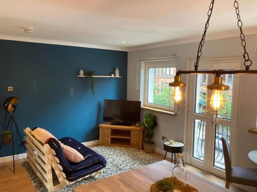 Dowanhill Apartment | Rustic Top Floor West End Pad With Balcony, Parking next to Byers Road, Aston Lane, Glasgow Uni