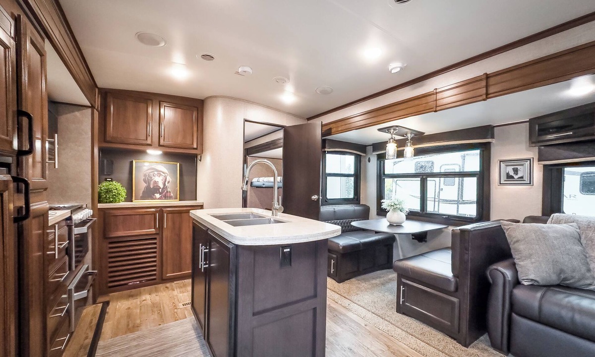 Kenora House | RV 1 Hill Top with amazing Lake Views c/w Queen Bed and Bunks