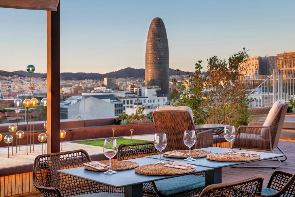 El Parc i la Llacuna del Poblenou Hotel | Sallés Hotel Pere IV