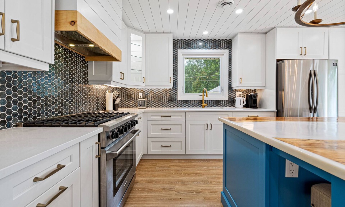 Crystal Beach Cottage | Sapphire Shores - Sparkling jewel - Hot tub, close to beach, sleeps 6