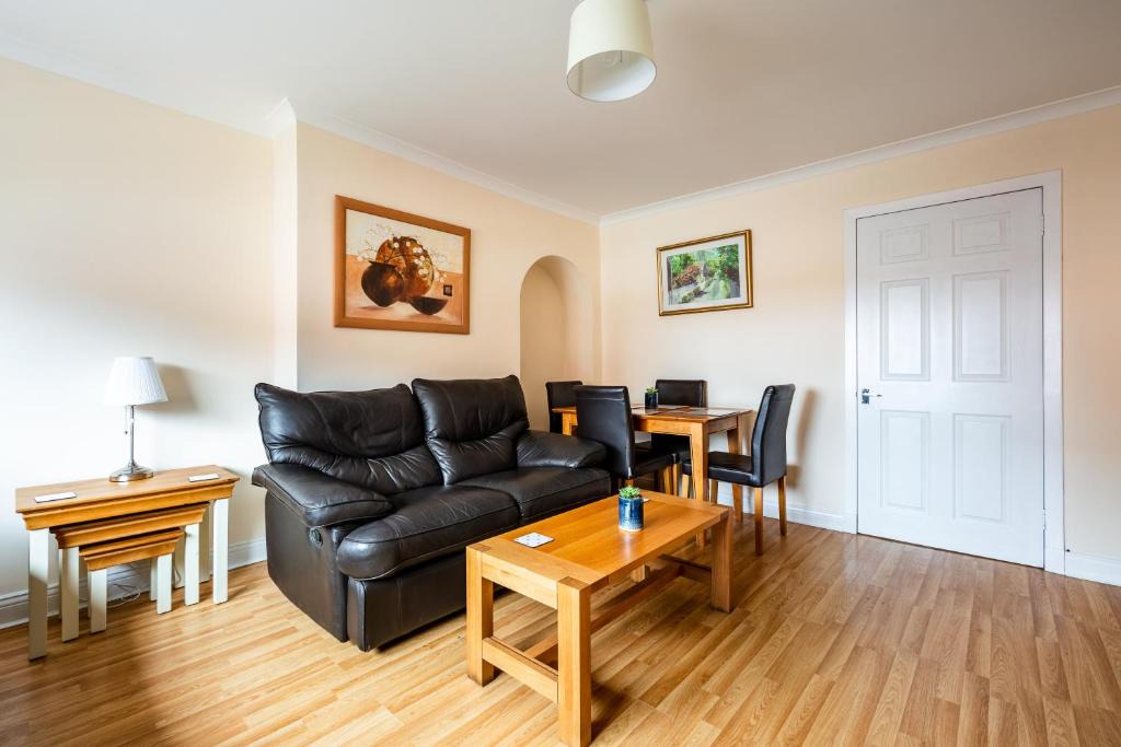 Larkhall Apartment | Scotia House -3 bed house in Larkhall with private driveway