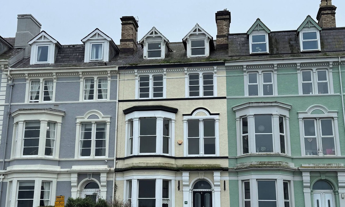 Llandudno Cottage | SEA VIEW, EAST PARADE, pet friendly, with hot tub in Llandudno
