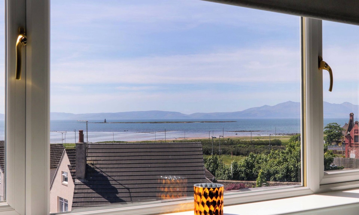 Ardrossan Cottage | SEAFIELD COURT, pet friendly, country holiday cottage in Ardrossan