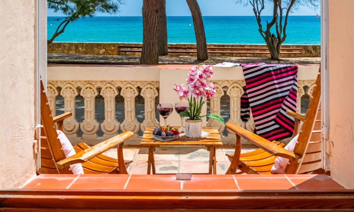 La Fosca Villa | Seafront House in La Fosca: Terraces, WIFI, 5 Bedrooms, Direct Beach Access