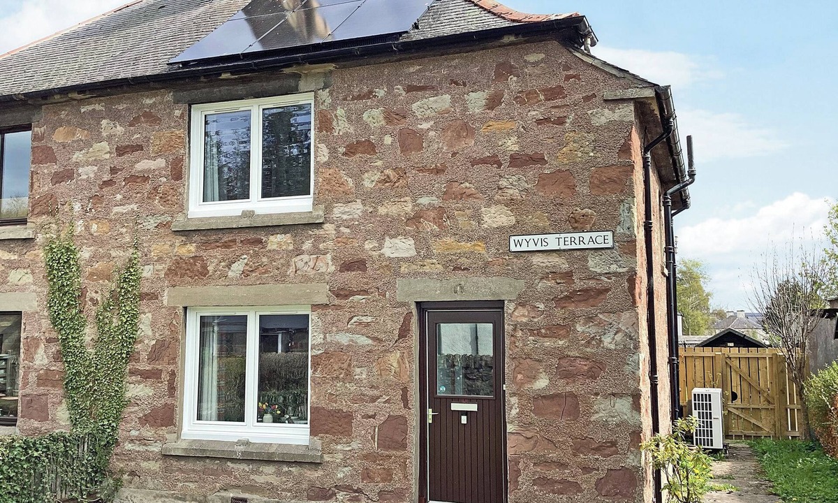 Dingwall Cottage | Seasgair is a cosy property located in Dingwall, close to all local amenities.