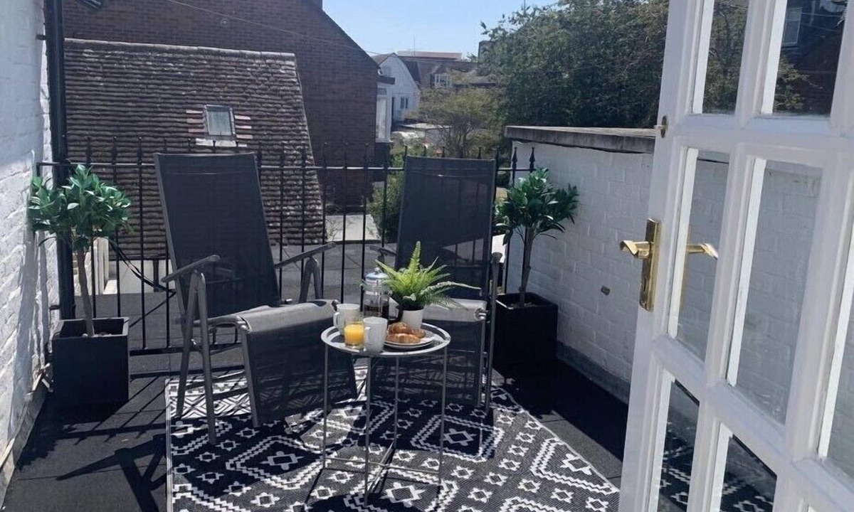 Poole House | * SEE OVER 170 AMAZING GUEST REVIEWS ON AIRBNB * Location * Location * Location