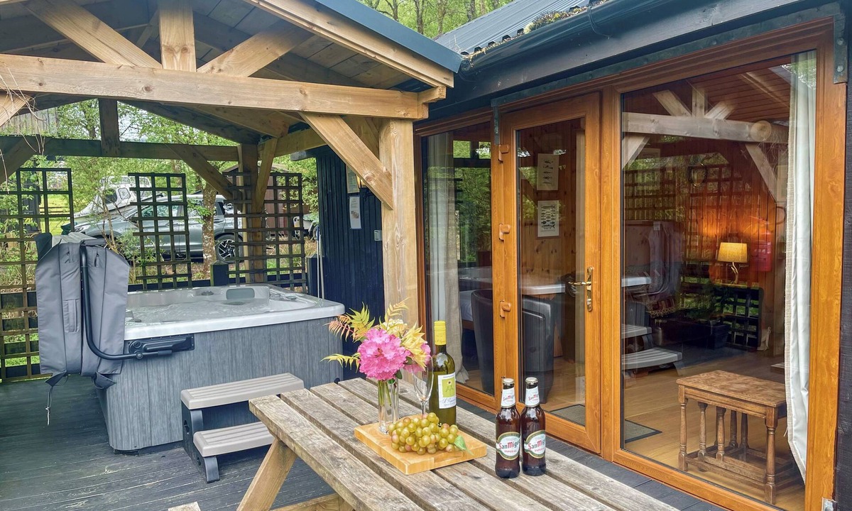 Taynuilt Ski Chalet | Seil Log Cabin - sleeps 5 guests in 2 bedrooms