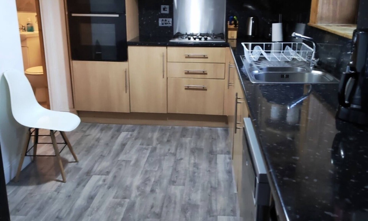 Galston House | Self Contained 2 Bedrooms House free parking