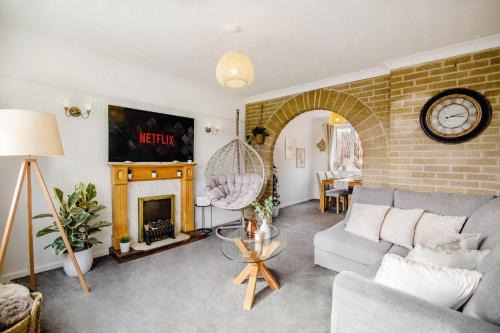 Rotherham House | Serene Boho Retreat: White Oak Charm House 10ppl
