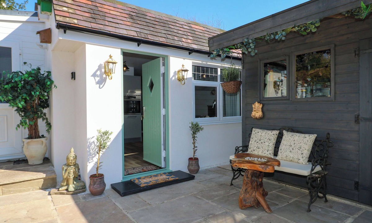 Westbourne Cottage | SHELL COTTAGE, romantic, country holiday cottage in Bournemouth