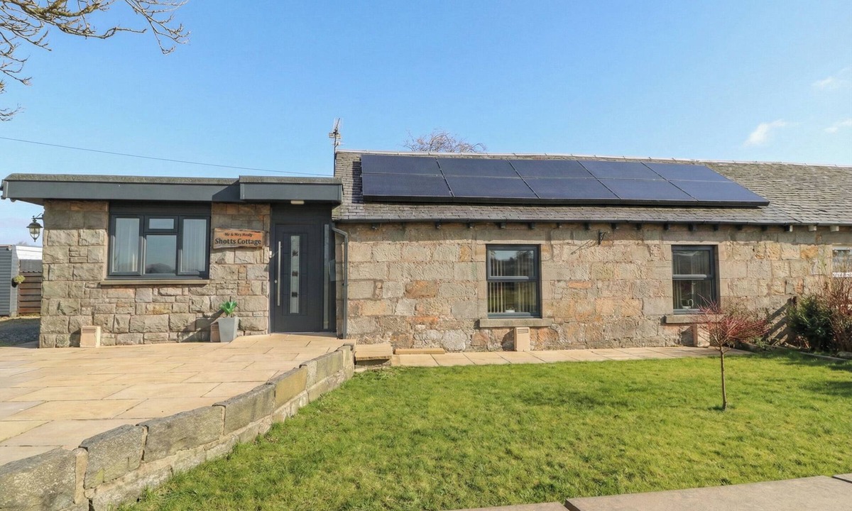Stirling Cottage | SHOTTS COTTAGE, pet friendly, with a garden in Stirling
