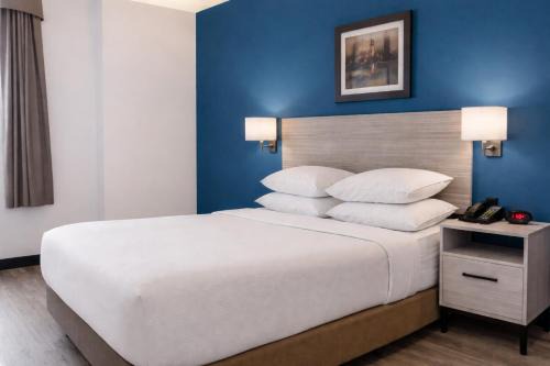 Hamilton Hotel | Signature Stay Inn & Suites - Downtown Hamilton