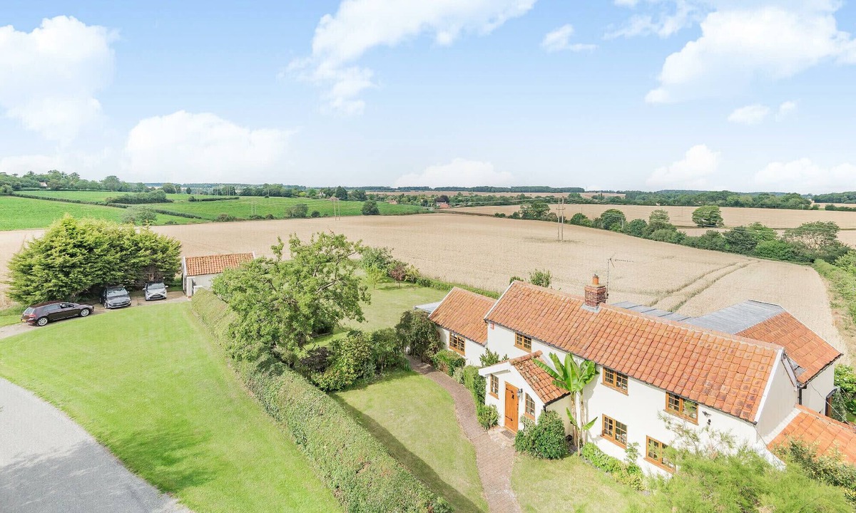 Woodbridge Cottage | SKELDER, PARHAM, pet friendly, with open fire in Framlingham