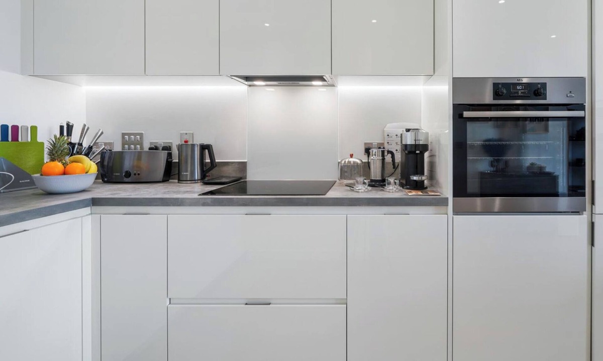Lansbury Apartment | Skyline View 1 Bed Apartment Sleeps 2 - Balcony