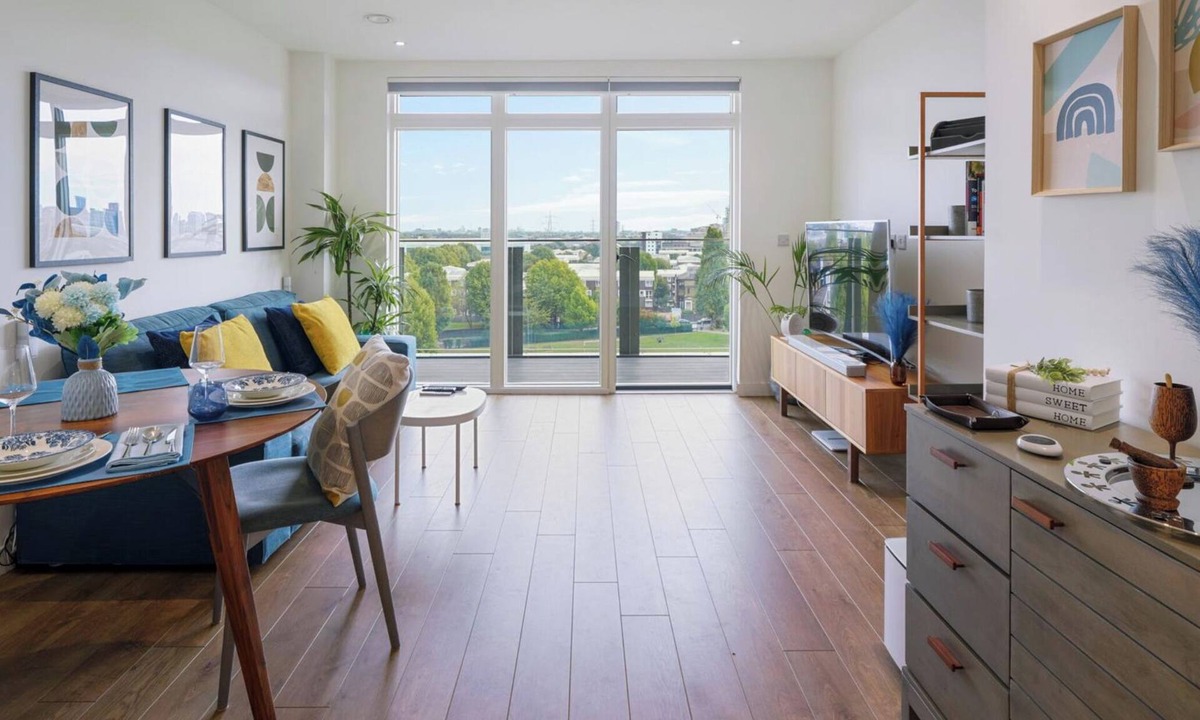 Lansbury Apartment | Skyline View 1 Bed Apartment Sleeps 2 - Balcony