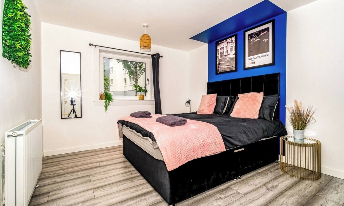 Greenock Apartment | Sleek and Stylish 3 Bed in Greenock - Sleeps 8