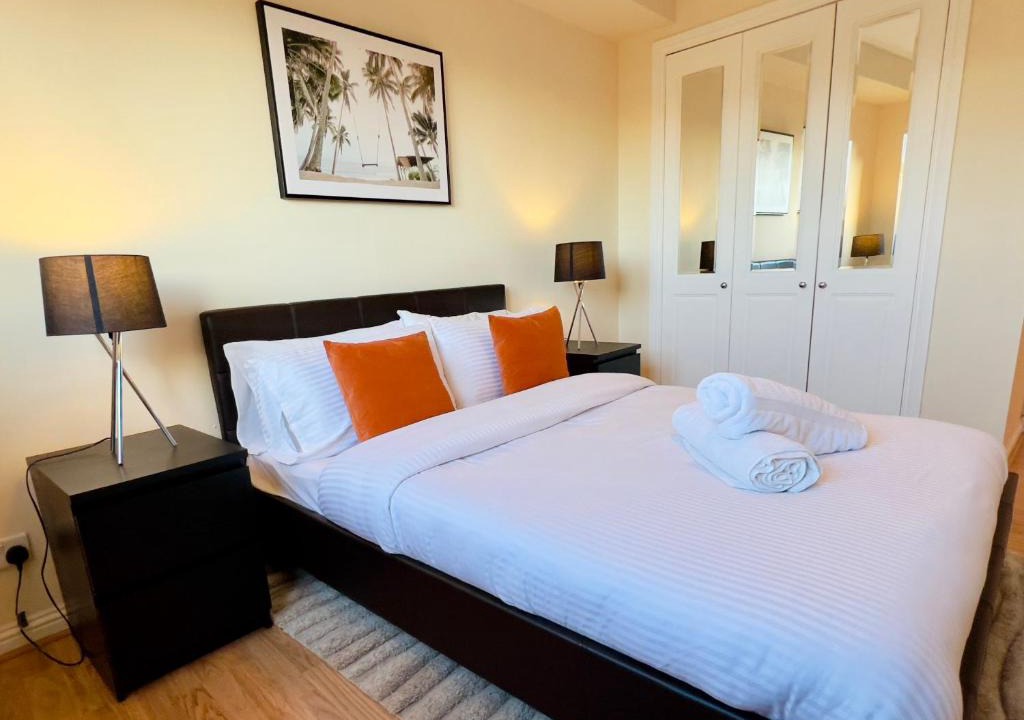 North Glasgow Apartment | Sleek & Modern 2BR - Easy Access to City Centre