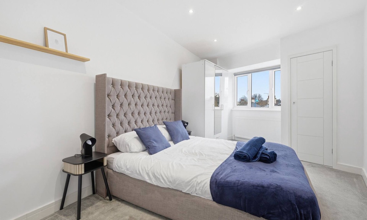 Potters Bar Apartment | Sleeps 4 | Central | 16 Mins to London