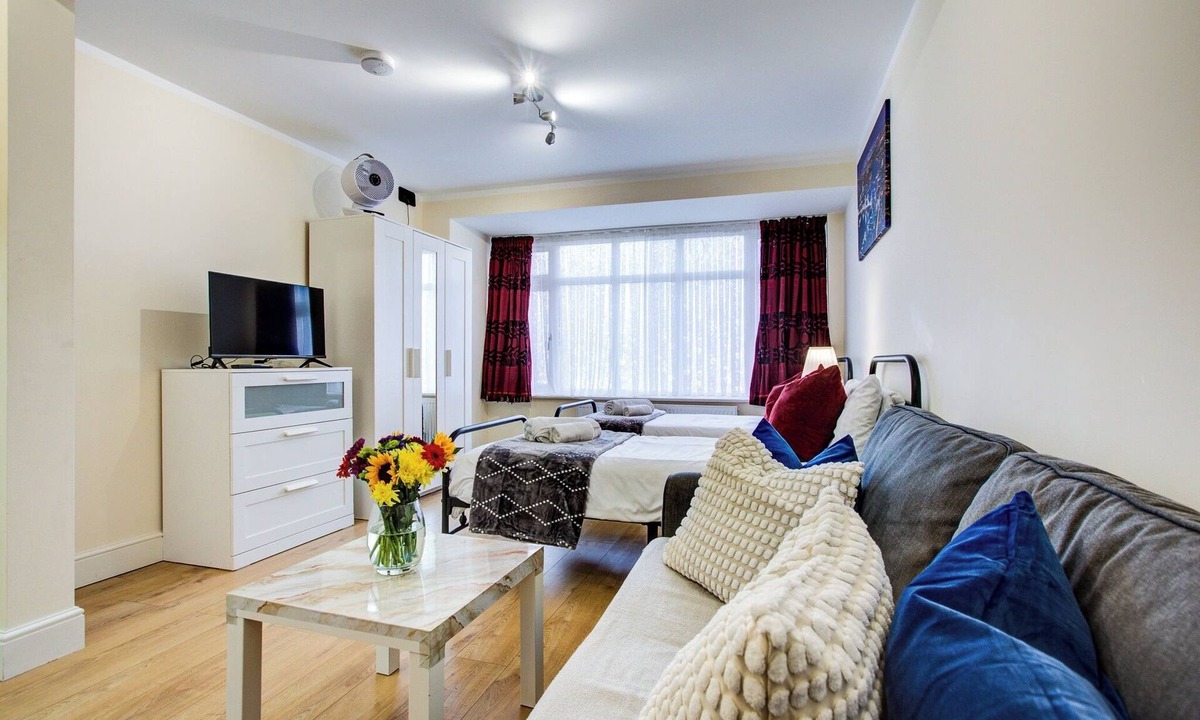 Ponders End Apartment | Smart Studio- North London - Sleeps 2 - free parking
