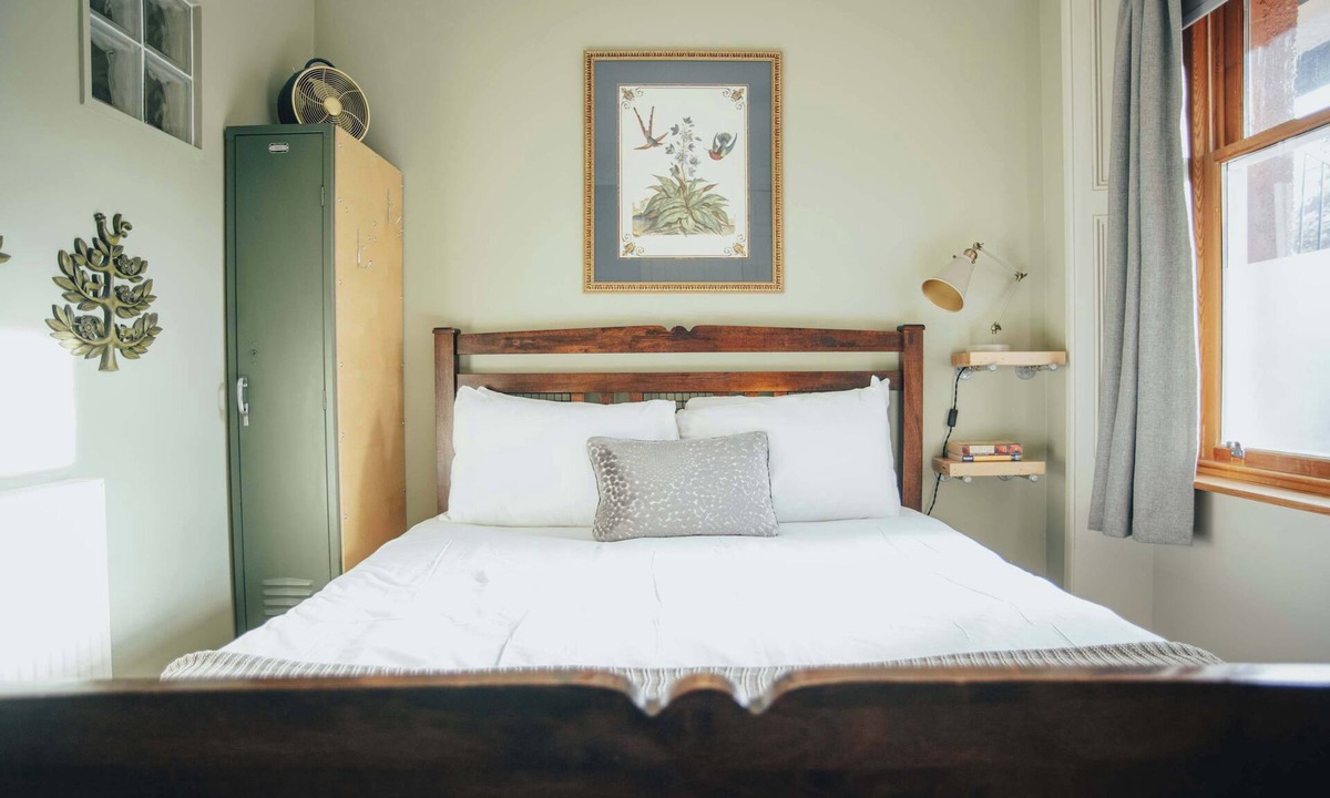 Colinton Apartment | Snug 1 Bed Apartment in Juniper Green with Parking