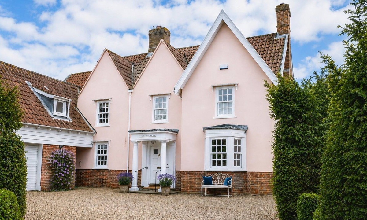Aldeburgh House | Somerville House - a house that sleeps 9 guests in 5 bedrooms