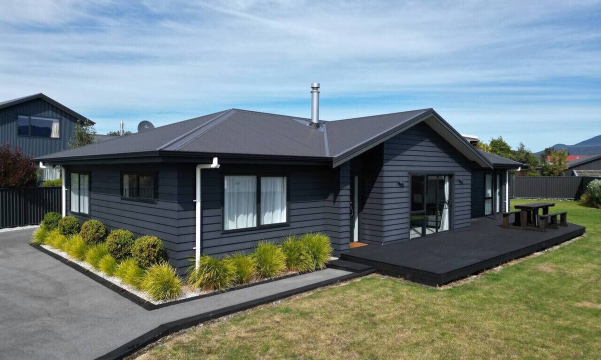 Te Anau House | Southern Peaks Panorama
