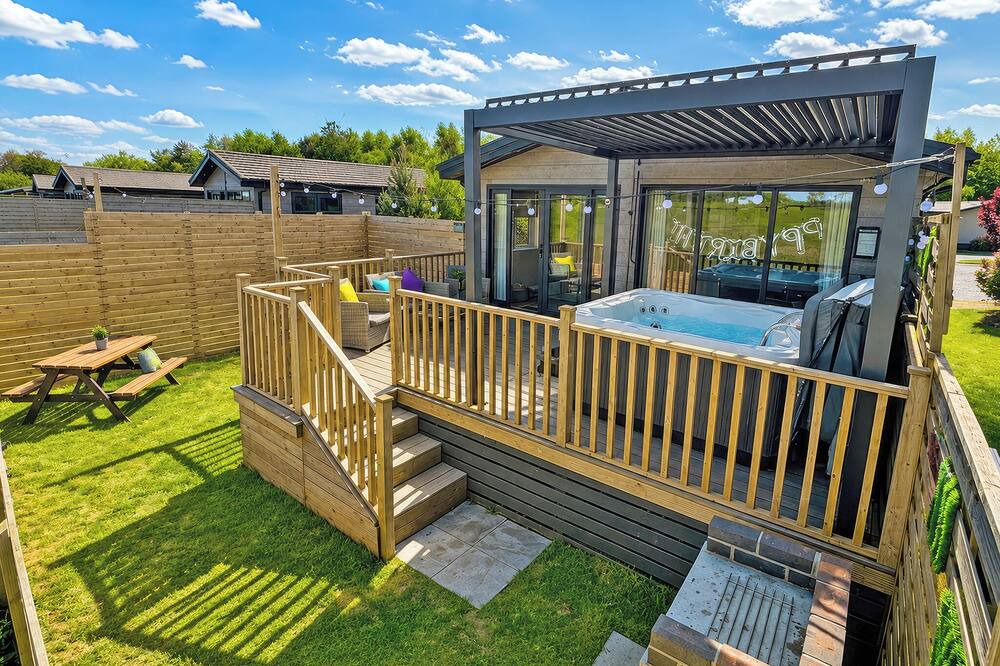 Raywell Ski Chalet | Spa Lookout (Pet Garden)