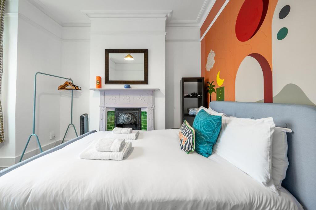 Camberwell Apartment | Spacious 2-BDR Vibrant City Cottage in Camberwell