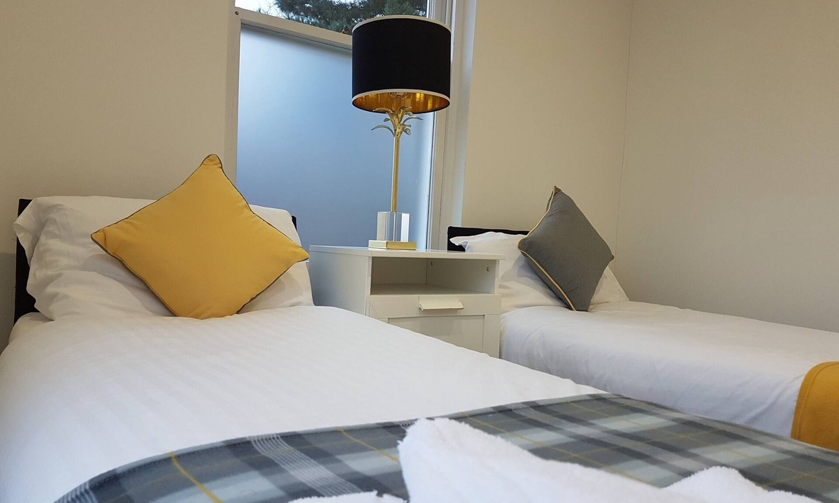 Chelmsford Apartment | Spacious 2 Bedroom close to station and shopping