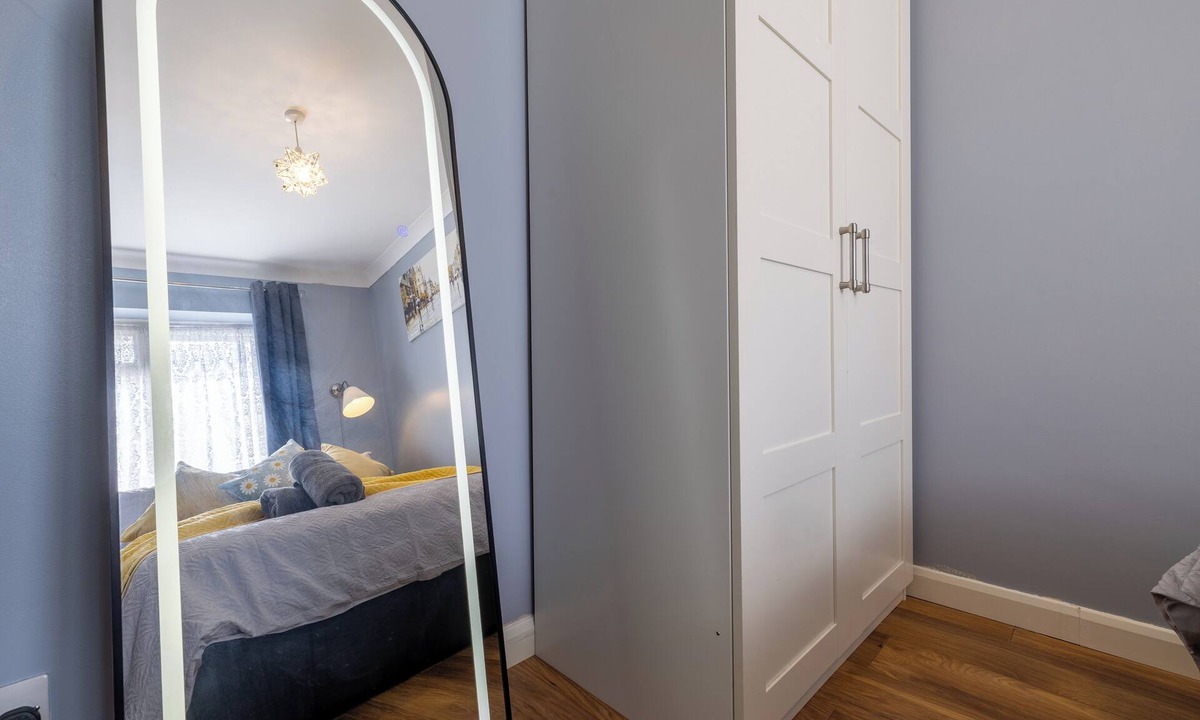 Parsloes House | Spacious 2 Bedroom House with Private Parking and Garden - London - Sleeps 4