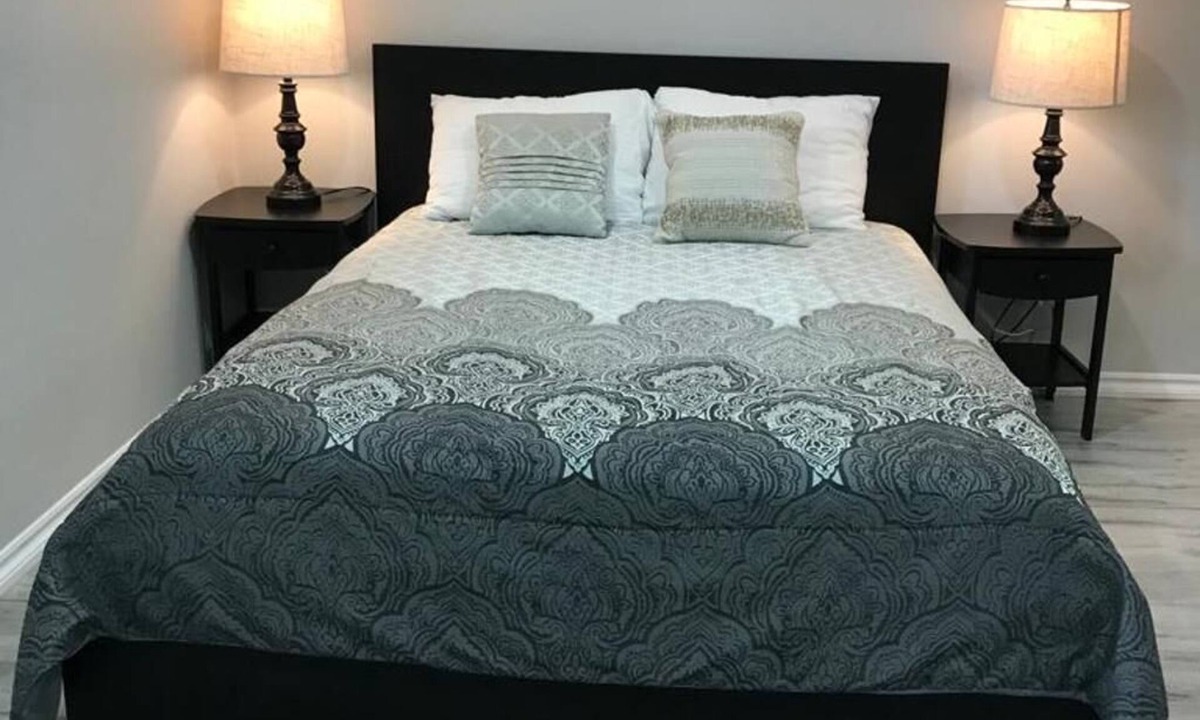 The Queensway House | Spacious 2BR Basement Suite - Mins to Downtown