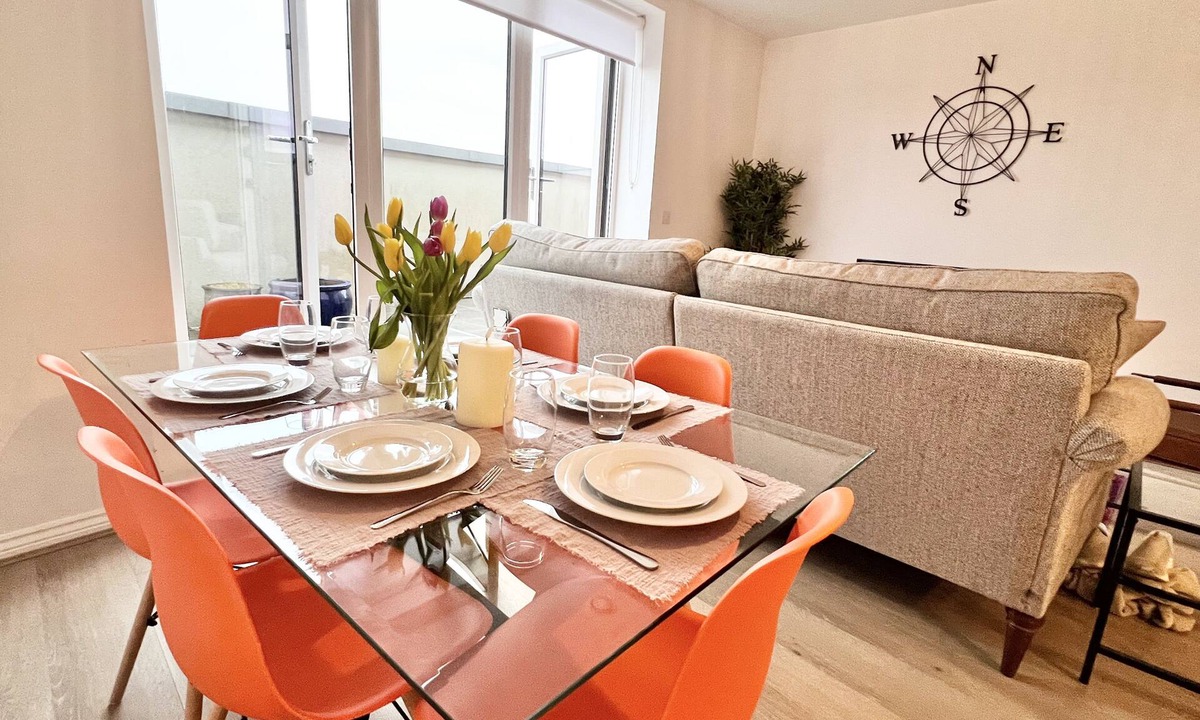 Borehamwood Apartment | Spacious 3-Bed Flat w/Balcony and Private Parking